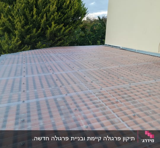 גג עם רשת מתכת ומסמרים